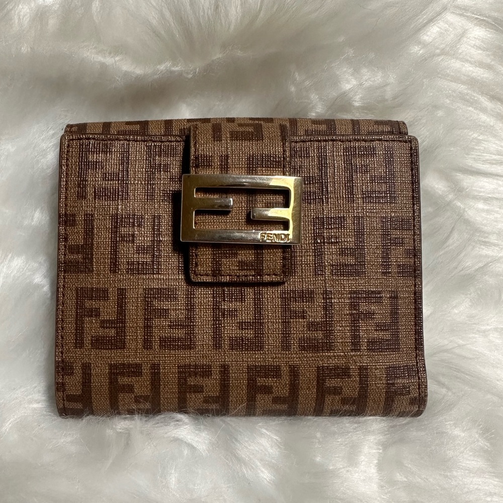 💯 Authentic Fendi compact wallet